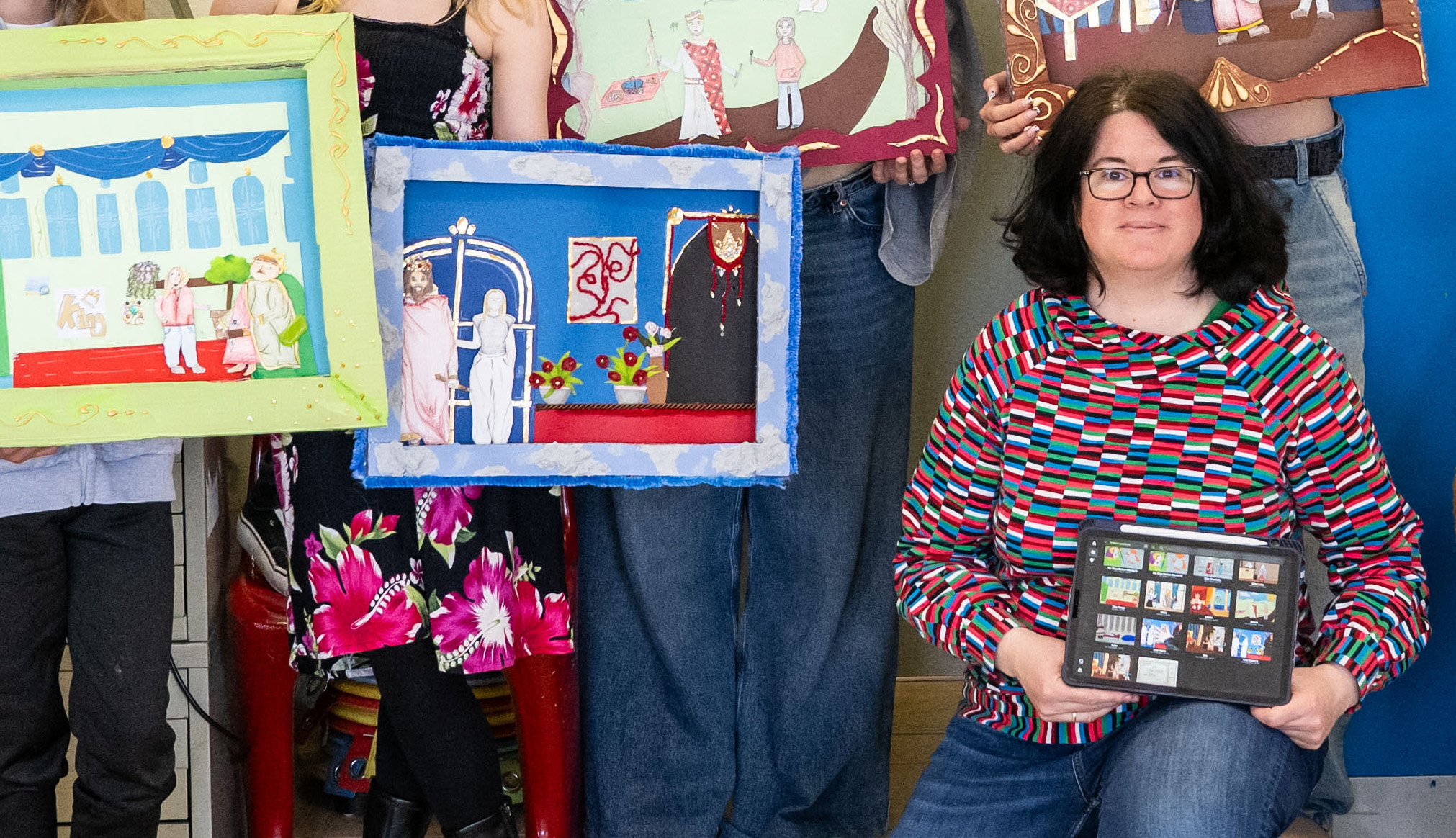 Lisa S. Rackwitz mit Arbeiten des Kurses „Comic und Trickfilm / visuelles Erzählen“ an der Jugendkunstschule Magdeburg
